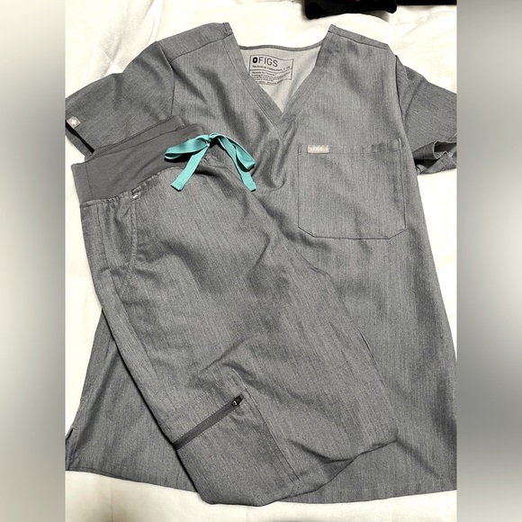 Figs Scrubs Set - XS Catarina Scrub Top & High Waisted Zamora Joggers in S/P - Picture 2 of 2